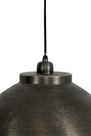 Close-up van een hanglamp met een zwarte kabel en een metalen kap, gezien van bovenaf.