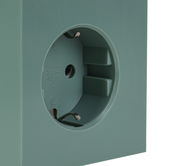 Nahaufnahme einer grünen Steckdose mit seitlicher Perspektive, 16A 250V.