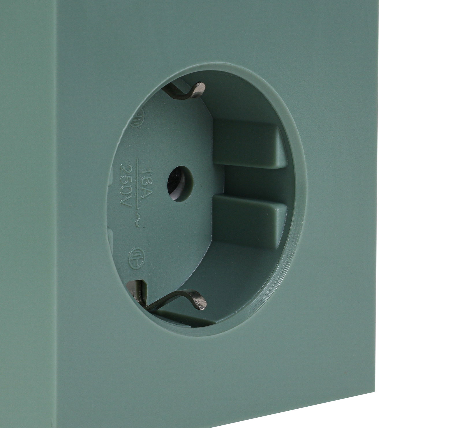Nahaufnahme einer grünen Steckdose mit seitlicher Perspektive, 16A 250V.