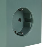 Nahaufnahme einer grünen Steckdose mit seitlicher Perspektive, 16A 250V.