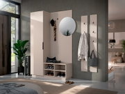 Moderne Garderobenkombination in Beige im Flur, bestehend aus hohem Schrank, Sitzbank mit Schuhfächern, Wandpaneel mit rundem Spiegel sowie zwei schmalen Hakenleisten – Ansicht frontal in leichter Perspektive von links.