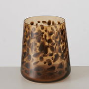 Trinkglas Leony mit braunem, gepunktetem Muster, seitliche Perspektive