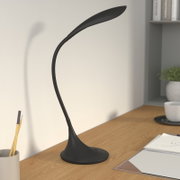Moderne schwarze Schreibtischleuchte mit flexiblem Hals, seitliche Perspektive auf einem Holztisch