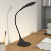 Moderne schwarze Schreibtischleuchte mit flexiblem Hals, seitliche Perspektive auf einem Holztisch