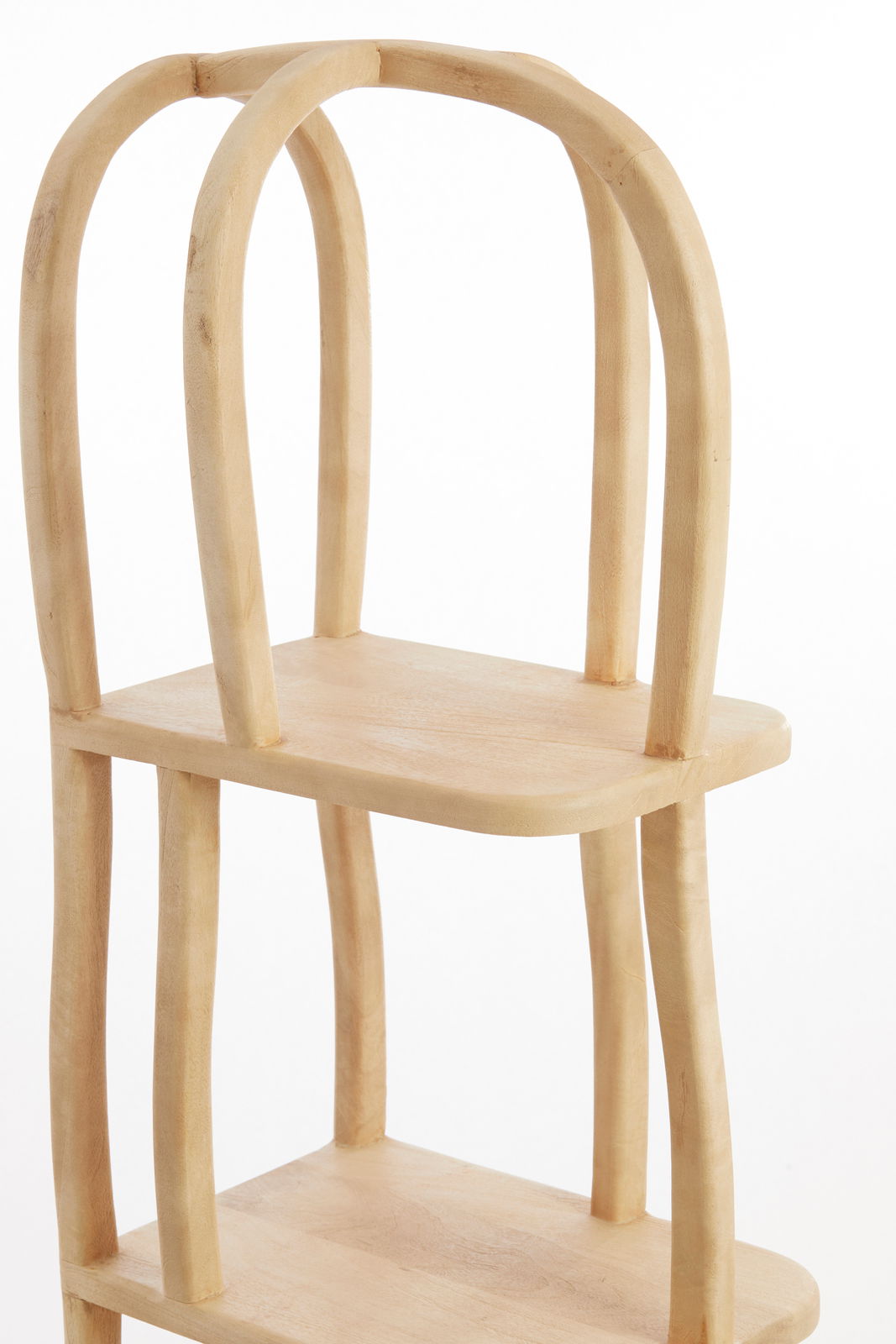 Holz-Standregal mit zwei Ebenen, seitliche Perspektive