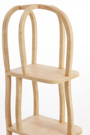 Holz-Standregal mit zwei Ebenen, seitliche Perspektive