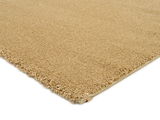 Beige Uni-Teppich in Nahaufnahme, perspektivisch von der Ecke aufgenommen