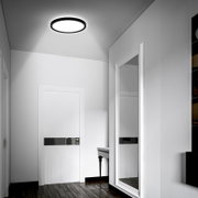 Moderne led-plafondlamp met bewegingssensor, geïnstalleerd in een elegante gang, gezien vanuit een laag standpunt.