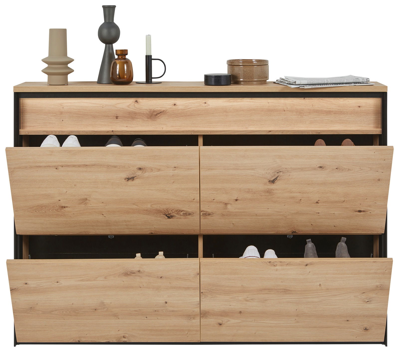 Hängeschuhschrank aus Holz mit mehreren offenen Klappen, gefüllt mit Schuhen, aus frontaler Perspektive.