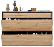 Hängeschuhschrank aus Holz mit mehreren offenen Klappen, gefüllt mit Schuhen, aus frontaler Perspektive.