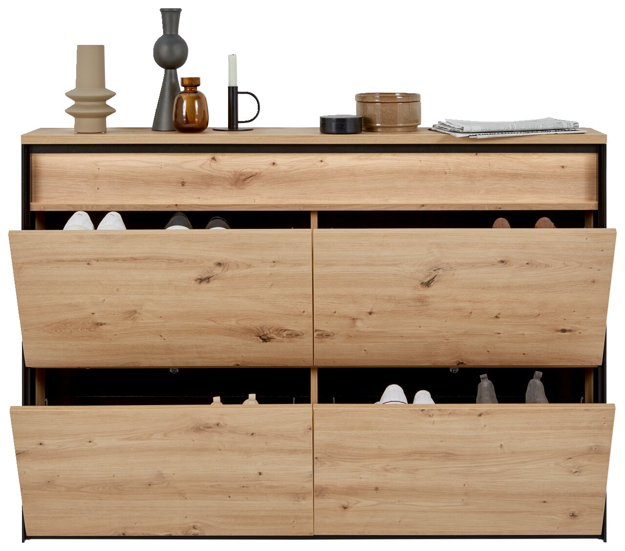 Hängeschuhschrank aus Holz mit mehreren offenen Klappen, gefüllt mit Schuhen, aus frontaler Perspektive.