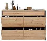 Hängeschuhschrank aus Holz mit mehreren offenen Klappen, gefüllt mit Schuhen, aus frontaler Perspektive.