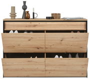 Hängeschuhschrank aus Holz mit mehreren offenen Klappen, gefüllt mit Schuhen, aus frontaler Perspektive.