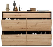 Houten hangende schoenenkast met meerdere open kleppen, gevuld met schoenen, gezien van voren.