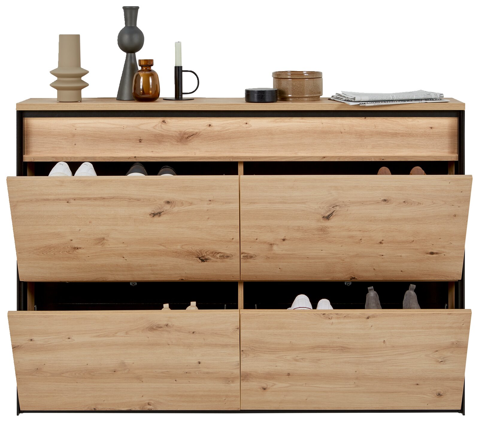 Houten hangende schoenenkast met meerdere open kleppen, gevuld met schoenen, gezien van voren.