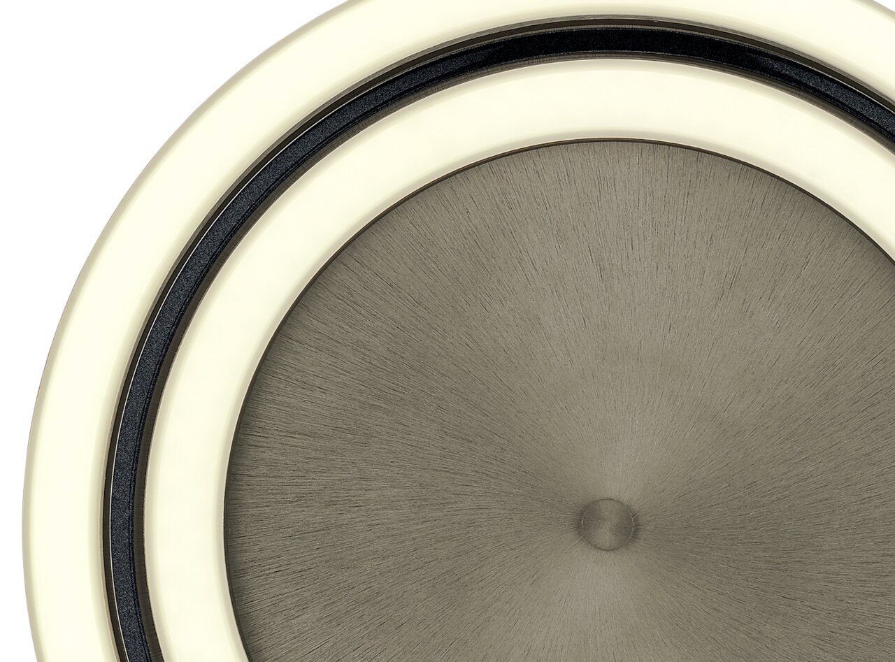 Nahaufnahme einer modernen LED-Deckenleuchte BEN mit kreisförmigem Design und sanftem Lichtschein.