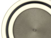 Nahaufnahme einer modernen LED-Deckenleuchte BEN mit kreisförmigem Design und sanftem Lichtschein.