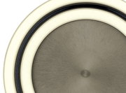 Close-up van een moderne LED-plafondlamp BEN met een cirkelvormig ontwerp en een zachte lichtspreiding.