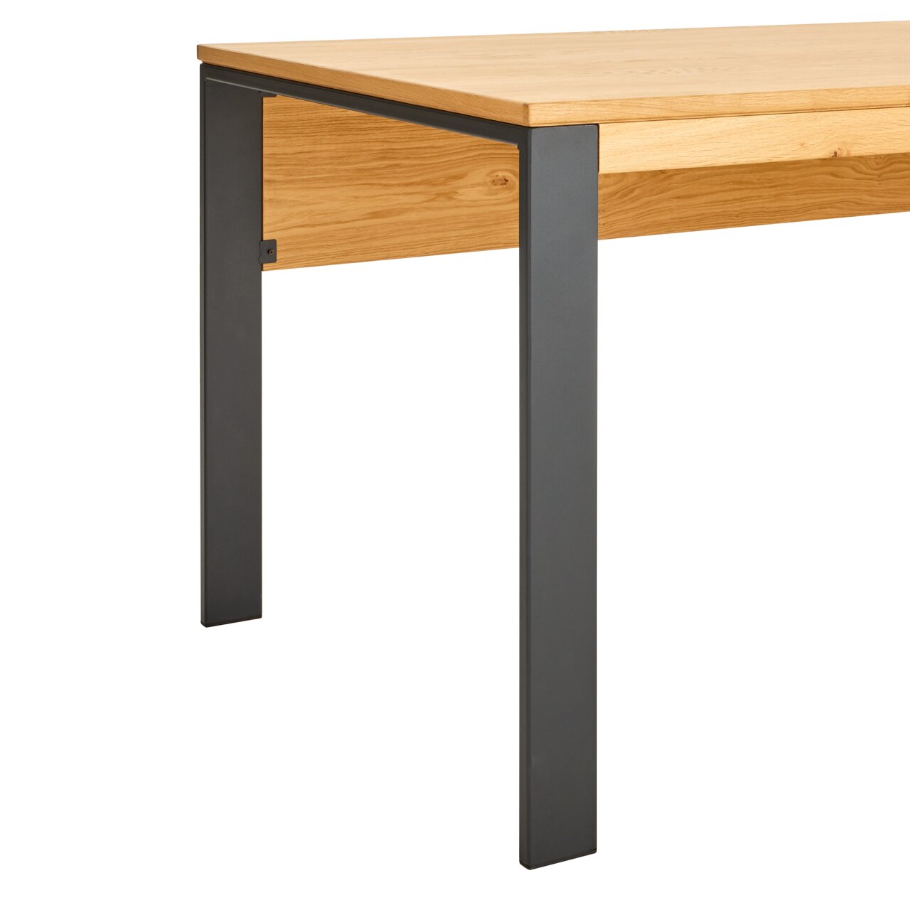 Nahaufnahme eines modernen Schreibtischs mit Holzplatte und schwarzen Metallbeinen, seitliche Perspektive