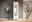 Moderner Spiegelschrank in einem stilvollen Raum, frontal betrachtet, mit einer Pflanze und Kunst an der Wand.