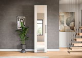 Moderner Spiegelschrank in einem stilvollen Raum, frontal betrachtet, mit einer Pflanze und Kunst an der Wand.