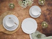 Kaffeeservice 18-tlg aus weißem Porzellan, bestehend aus Tassen, Untertassen und Tellern, auf einem Holztisch von oben fotografiert, dekoriert mit kleinen Blumenarrangements.