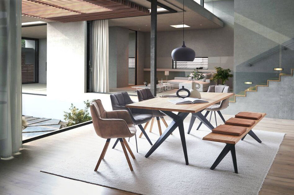 Moderner Essbereich mit Esstisch, Stühlen und Bank aus Holz und Metall, seitliche Perspektive