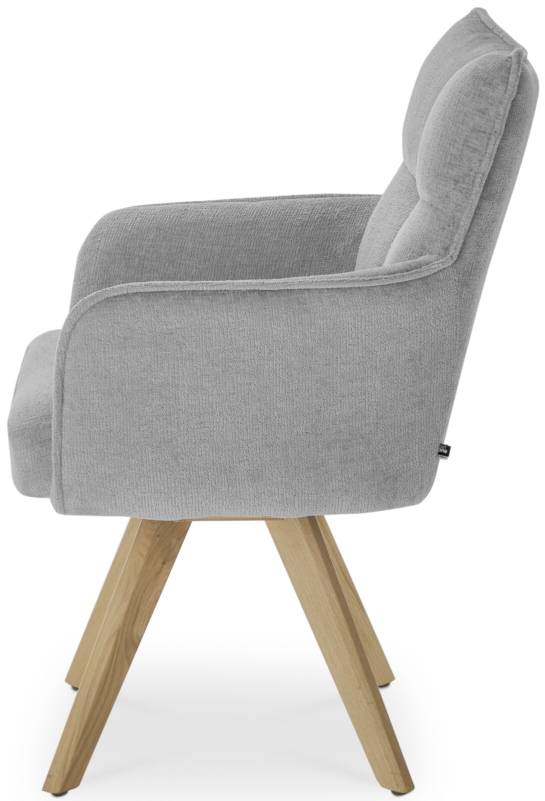 Zijaanzicht van een grijze fauteuil met houten poten