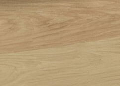 Manjana E-Schreibtisch 1-motorig OHIO Nahaufnahme einer Holzoberfläche mit natürlicher Maserung in hellen und mittleren Brauntönen.