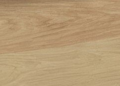 Close-up van een houten oppervlak met een natuurlijke nerf in lichte en middelbruine tinten.
