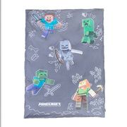 Graue Minecraft-Bettdecke mit bunten Pixel-Figuren (Steve, Alex, Creeper, Zombie, Skelett) und „Survival Mode“-Motiv, Draufsicht von oben