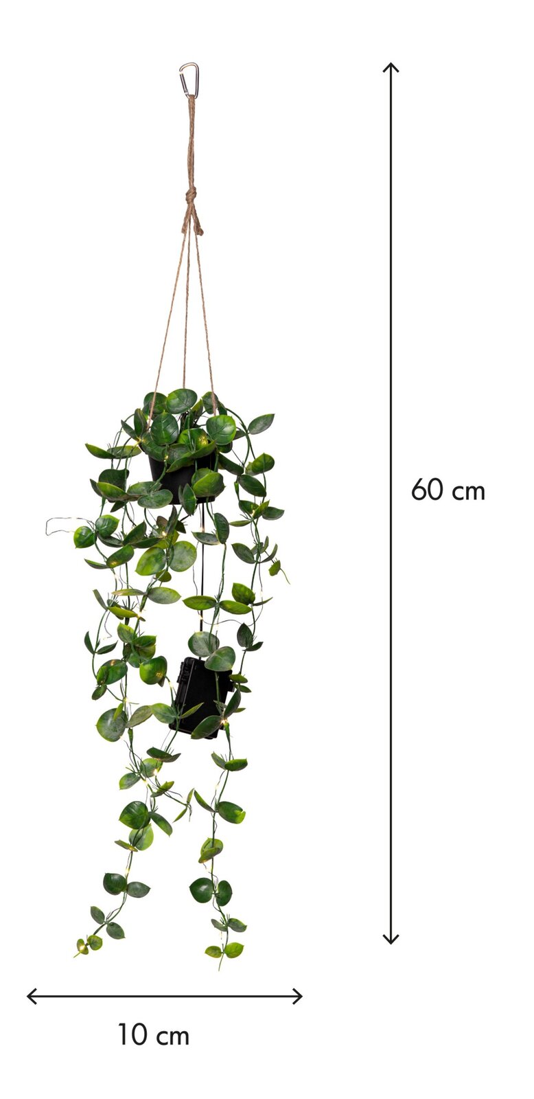 Hängende Kunstpflanze mit grünen Ranken in schwarzem Topf, an Juteschnur mit Karabinerhaken, ca. 60 cm lang und 10 cm breit, freigestellt in Frontalansicht.