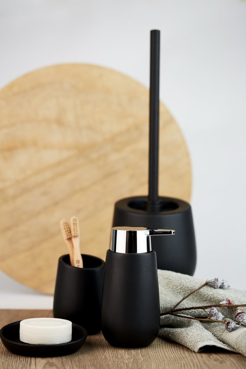Keramik Seifenablage in Schwarz, Teil eines stilvollen Badezimmer-Sets, aus der Perspektive von vorne fotografiert.