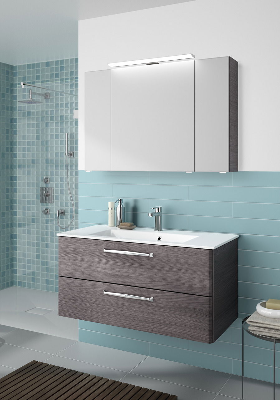 Moderner Badblock mit Waschbecken und Spiegel, seitliche Perspektive