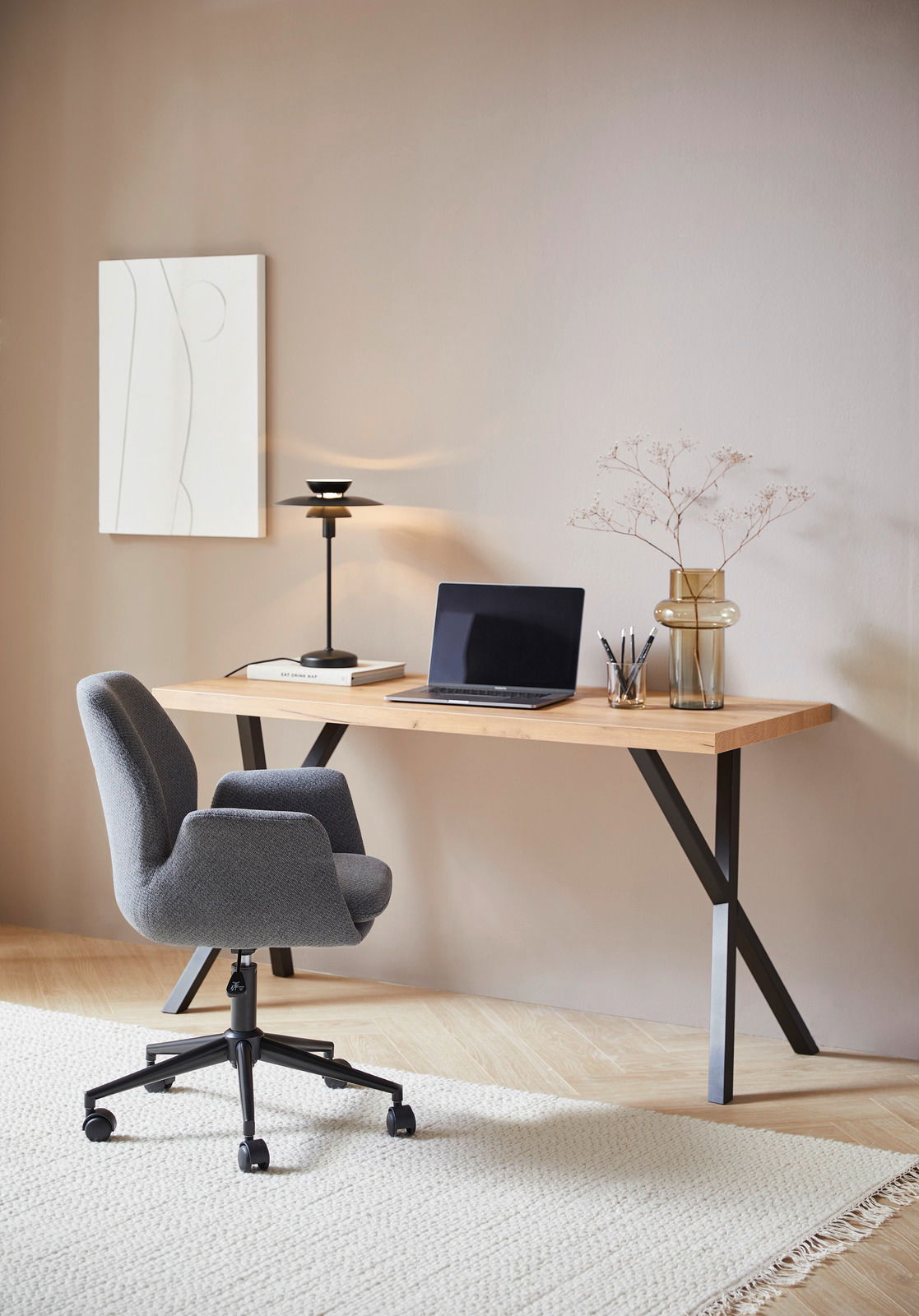 Grauer Drehstuhl in einem modernen Büro, seitliche Perspektive