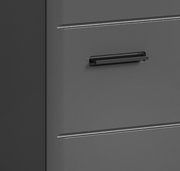 Nahaufnahme eines grauen Hochschranks mit modernem, rechteckigem Griff.