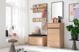 Moderner Eingangsbereich mit Holz-Schuhschrank, Garderobenbank und Wandgarderobe in heller, einladender Atmosphäre. Frontalansicht.