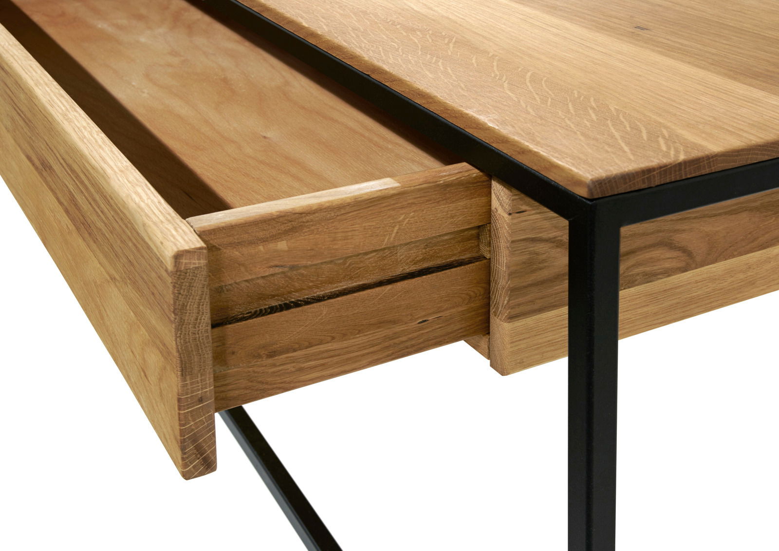Nahaufnahme eines Couchtisches mit Holzschublade und schwarzem Metallrahmen, Perspektive von der Seite.