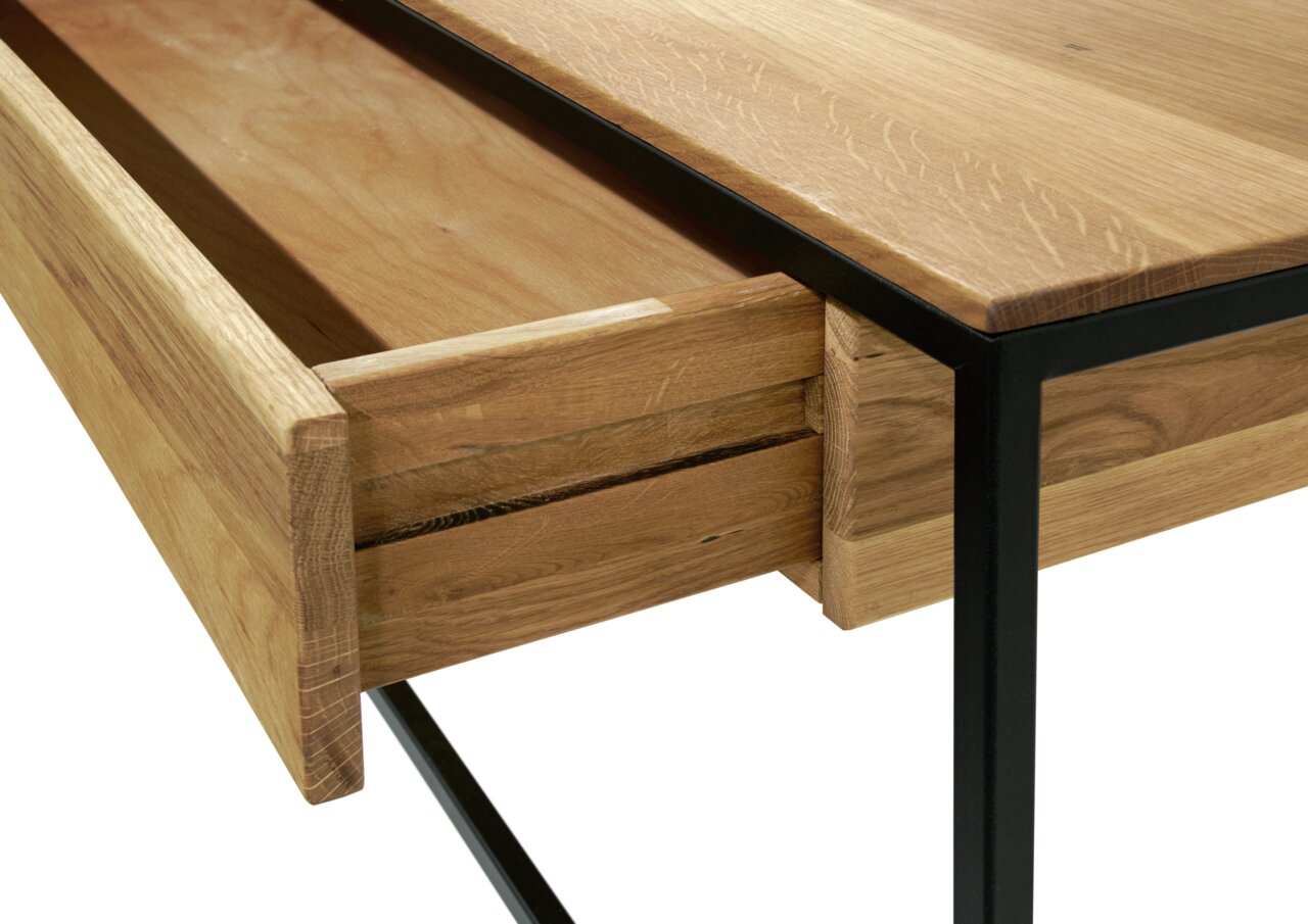 Nahaufnahme eines Couchtisches mit Holzschublade und schwarzem Metallrahmen, Perspektive von der Seite.