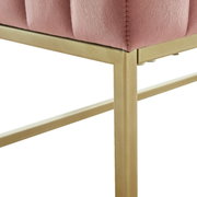 Close-up van een zitbank met roze bekleding en een goudkleurig metalen frame, gezien vanaf de zijkant.