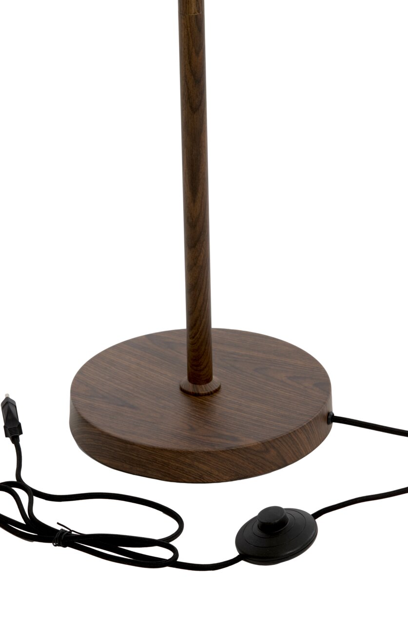Runder Holzsockel einer Stehlampe mit Holzmaserung, schwarzem Kabel und Fußschalter, Nahaufnahme aus leicht seitlicher Perspektive vor weißem Hintergrund