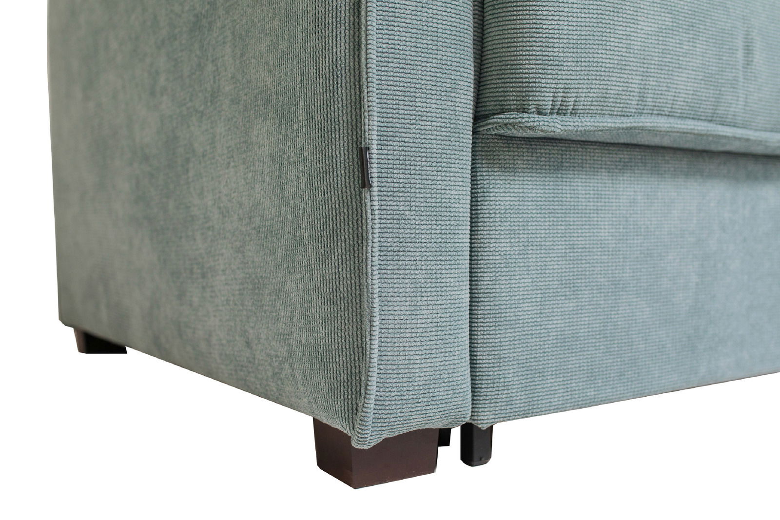 Nahaufnahme eines grünen Funktionssofas mit strukturiertem Stoffbezug und dunklen Holzfüßen, seitliche Perspektive