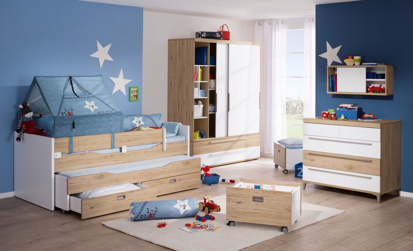 Kinderzimmer mit Unterschiebebett in Holzoptik, Schubladen und blauer Zeltabdeckung, seitliche Perspektive