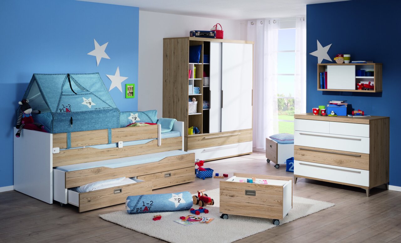 Kinderzimmer mit Unterschiebebett in Holzoptik, Schubladen und blauer Zeltabdeckung, seitliche Perspektive
