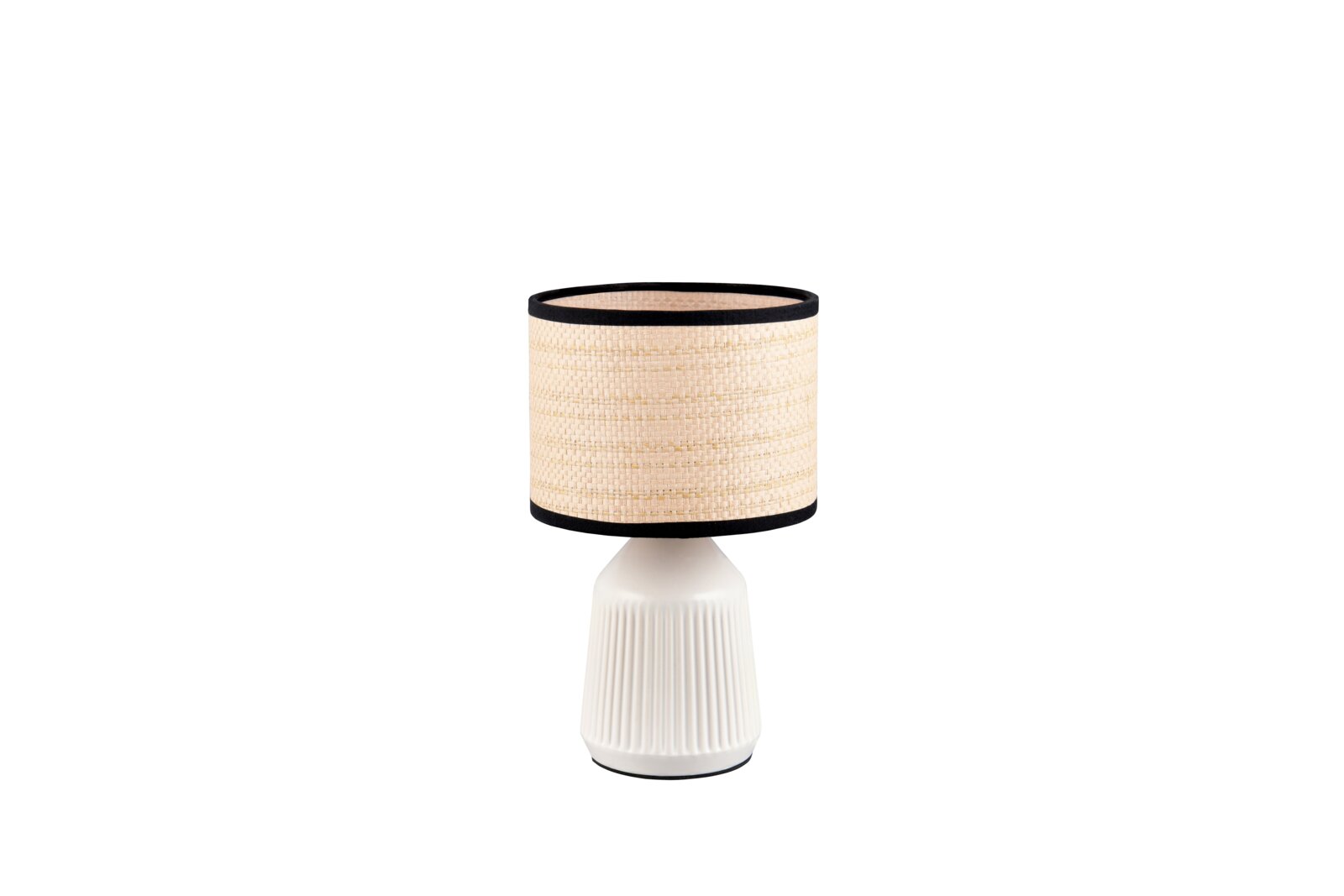 Moderne Tischlampe mit naturfarbenem, geflochtenem Zylinderschirm mit schwarzem Rand und weißem, geriffeltem Keramikfuß, frontale Ansicht vor weißem Hintergrund