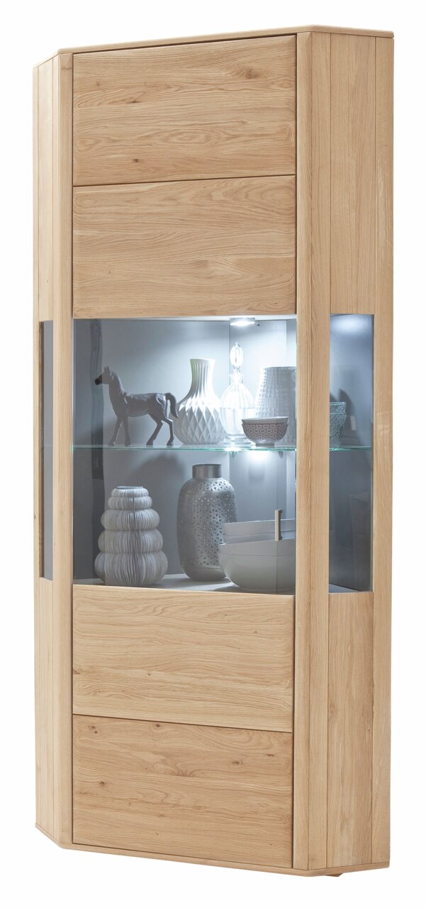 Eckvitrine aus hellem Holz mit Glaseinsätzen, dekoriert mit Vasen und Figuren, seitliche Perspektive
