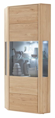 Eckvitrine aus hellem Holz mit Glaseinsätzen, dekoriert mit Vasen und Figuren, seitliche Perspektive