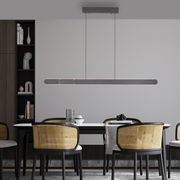 Moderne Pendelleuchte ADRIANA ROUND über einem Esstisch, seitliche Perspektive