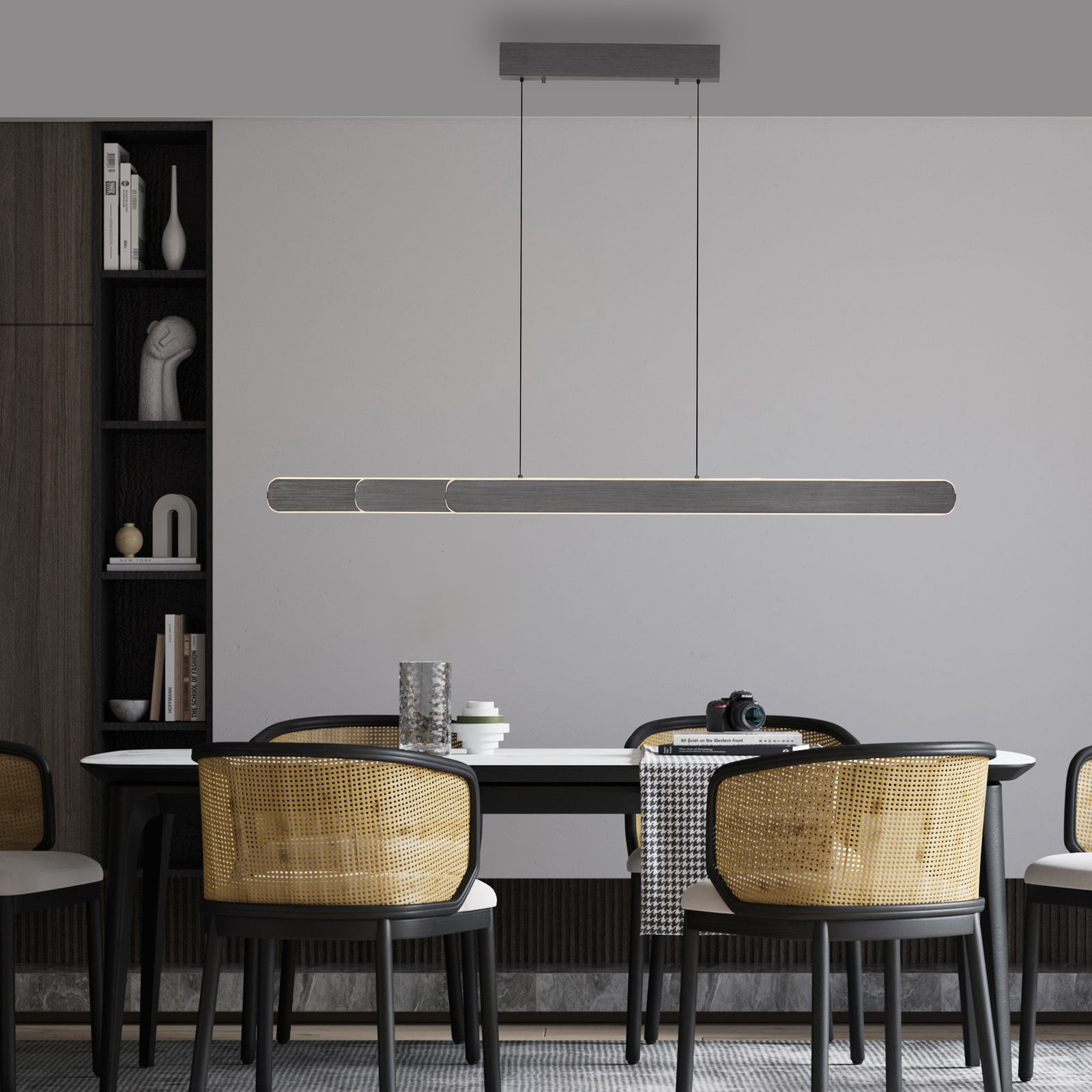 Moderne Pendelleuchte ADRIANA ROUND über einem Esstisch, seitliche Perspektive