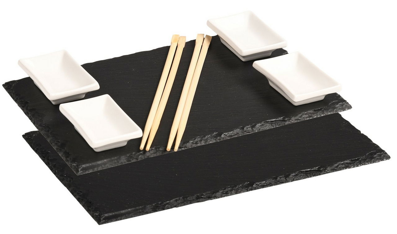Kesper Schieferplatte inkl. 2 Dipschalen Schieferplatte mit vier weißen Dipschalen und zwei Paar Bambusstäbchen, aus der Vogelperspektive fotografiert.